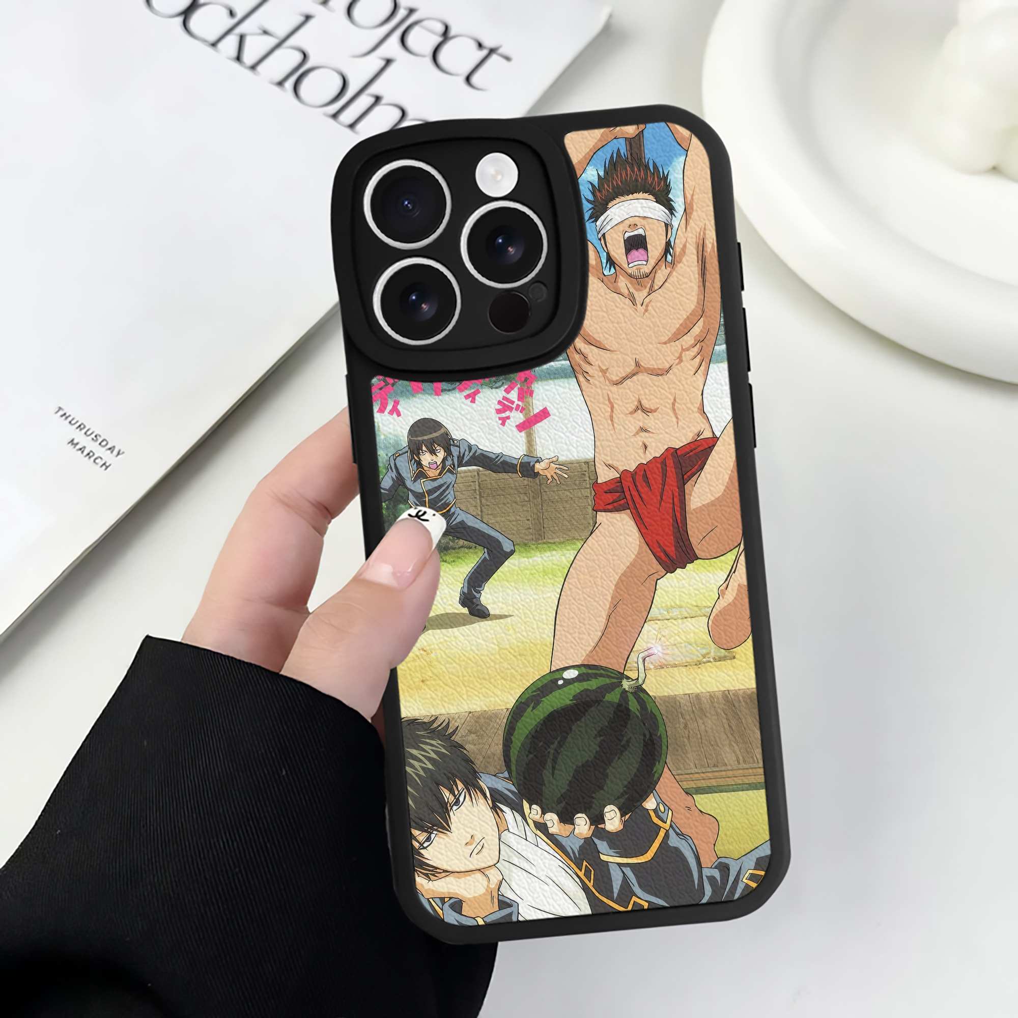 （画像用） ぎんたま 坂田銀時（さかたぎんとき） 神楽 志村新八（しむら しんぱち） GINTAMA Sakata Gintoki Kagura Shimura Shinpachi 【iPhone 16シリーズ対応】シリコンスマホケース（レザー調） 材質：シリコン